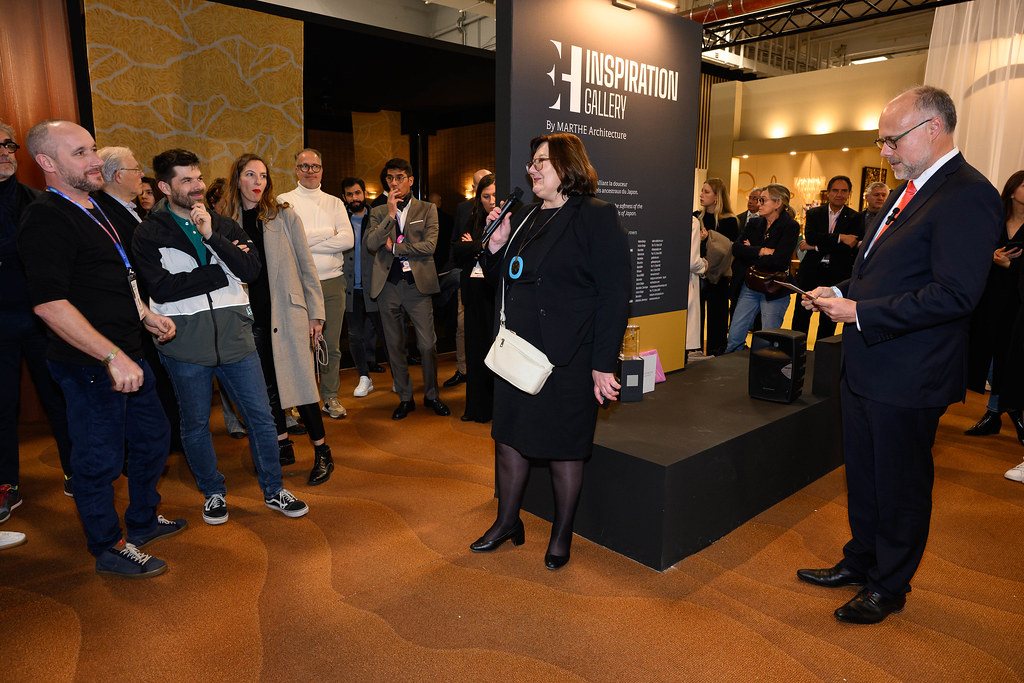 Remise du Prix Parcours Luxe EquipHotel by DELPORTE HOSPITALITY : Béatrice Gravier prend la parole à côté de Laurent Delporte, devant un public rassemblé