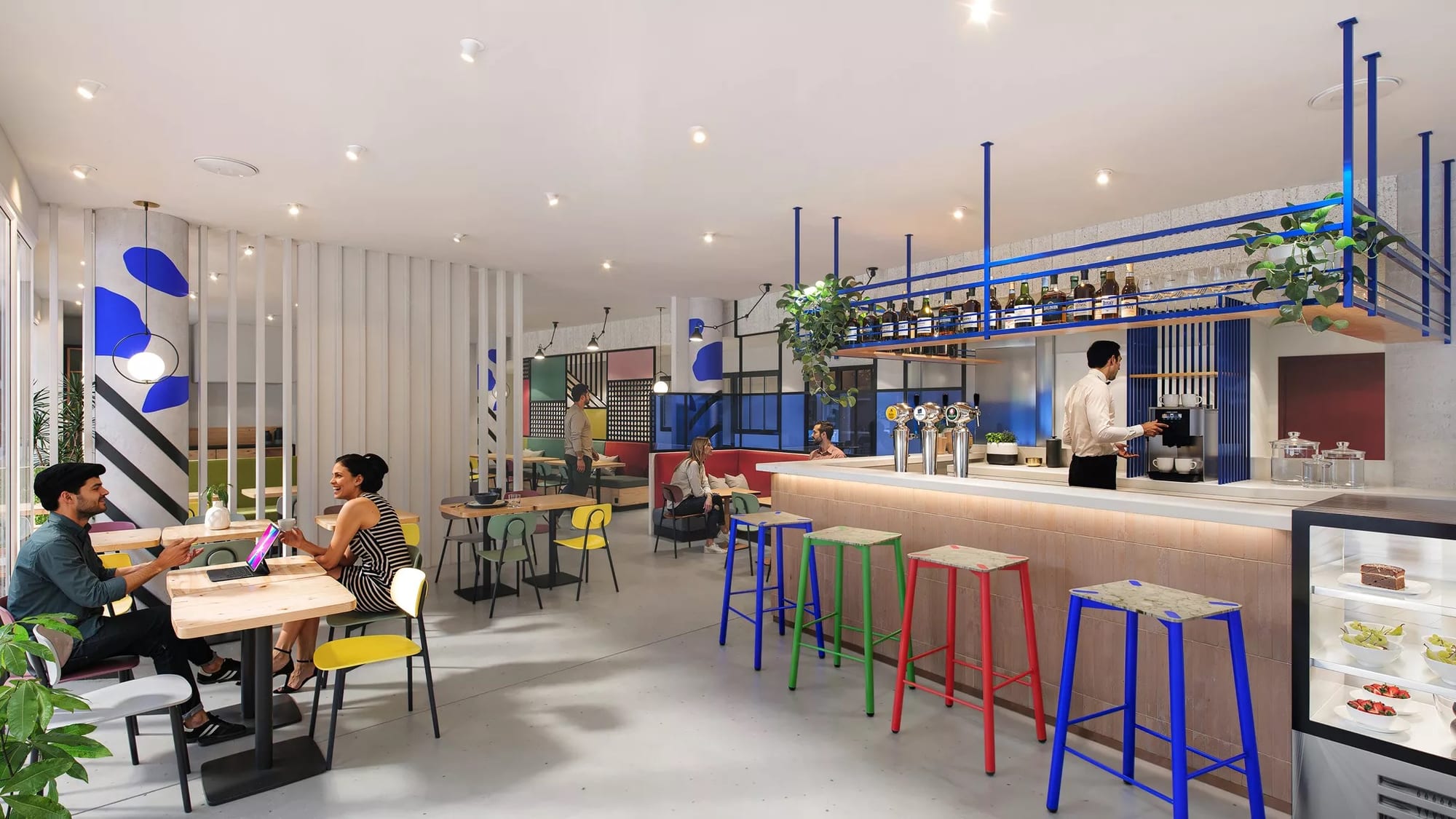 Café-bar d'hôtel contemporain aux accents bleus, tabourets colorés et clients attablés