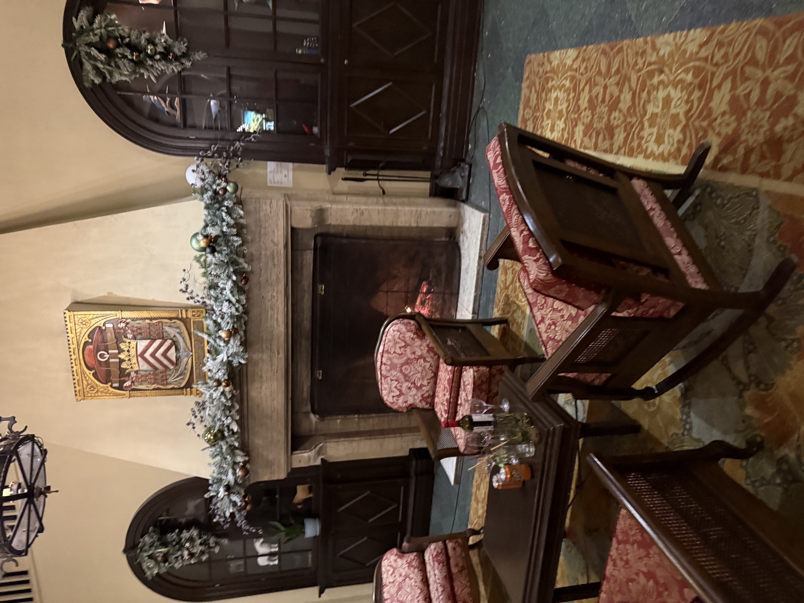 Le salon historique du Fairmont Le Manoir Richelieu, cheminée et décoration de saison, au Québec