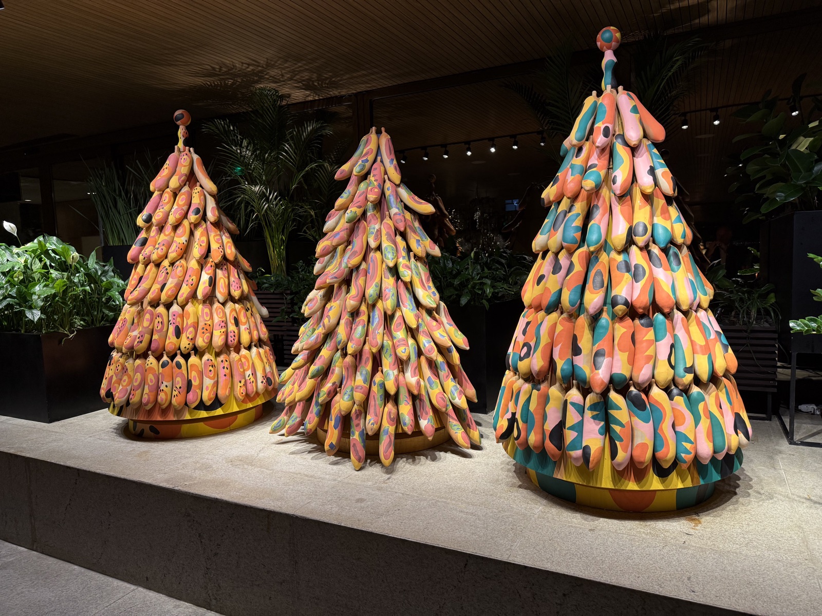 Installation artistique colorée dans le lobby du Fairmont Rio de Janeiro Copacabana