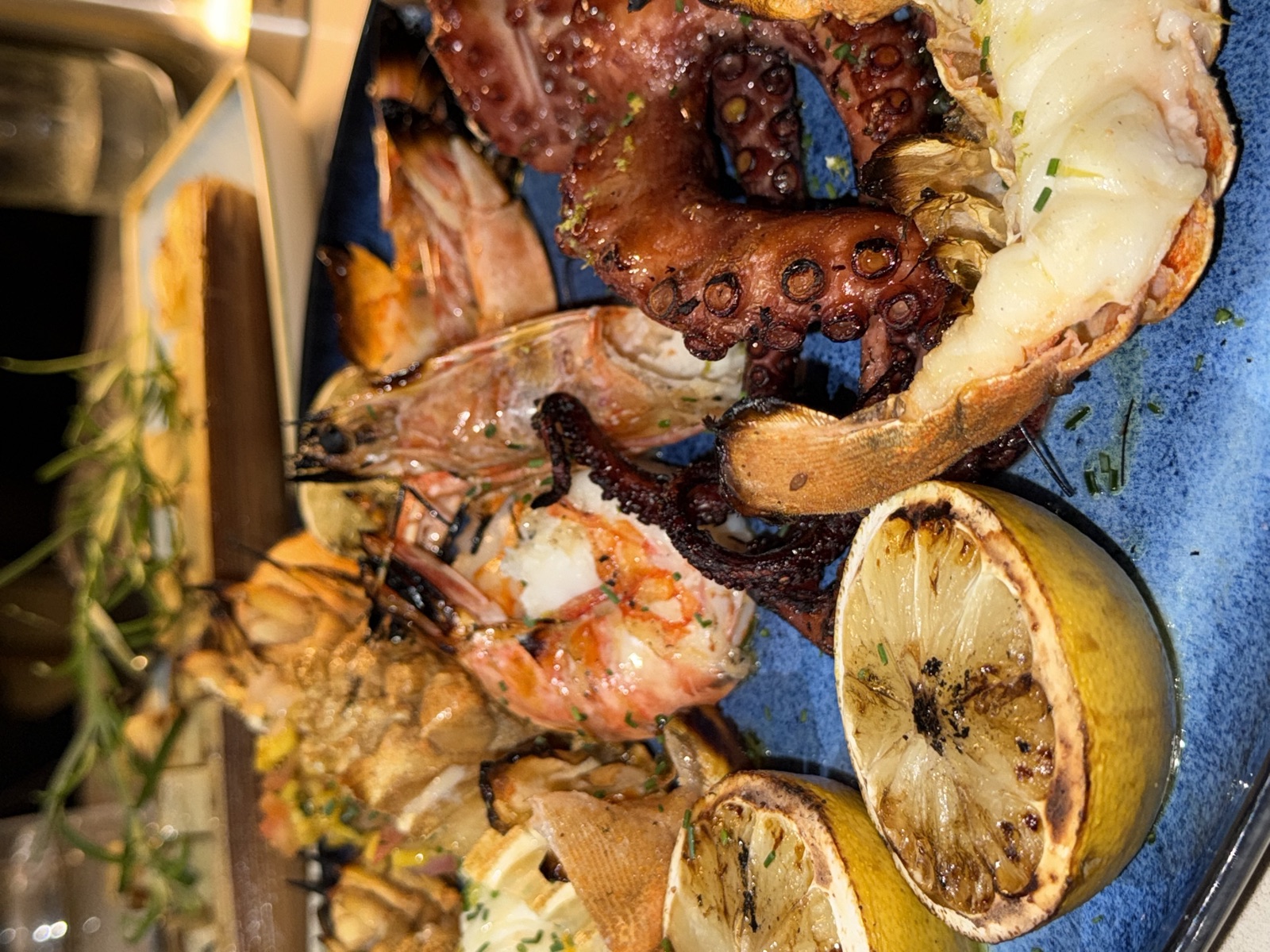Plateau de fruits de mer grillés servi au Fairmont Rio de Janeiro Copacabana