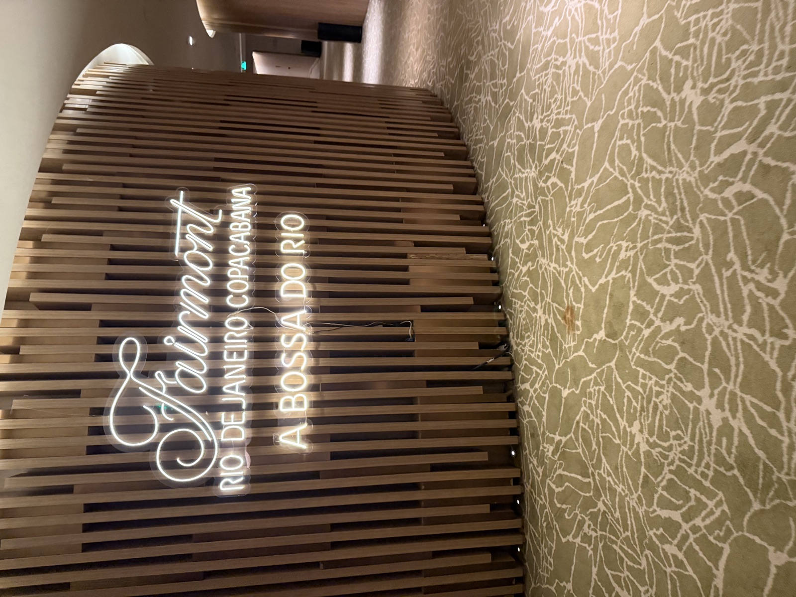 Enseigne lumineuse « Fairmont Rio de Janeiro Copacabana, A Bossa do Rio » dans un couloir de l'hôtel