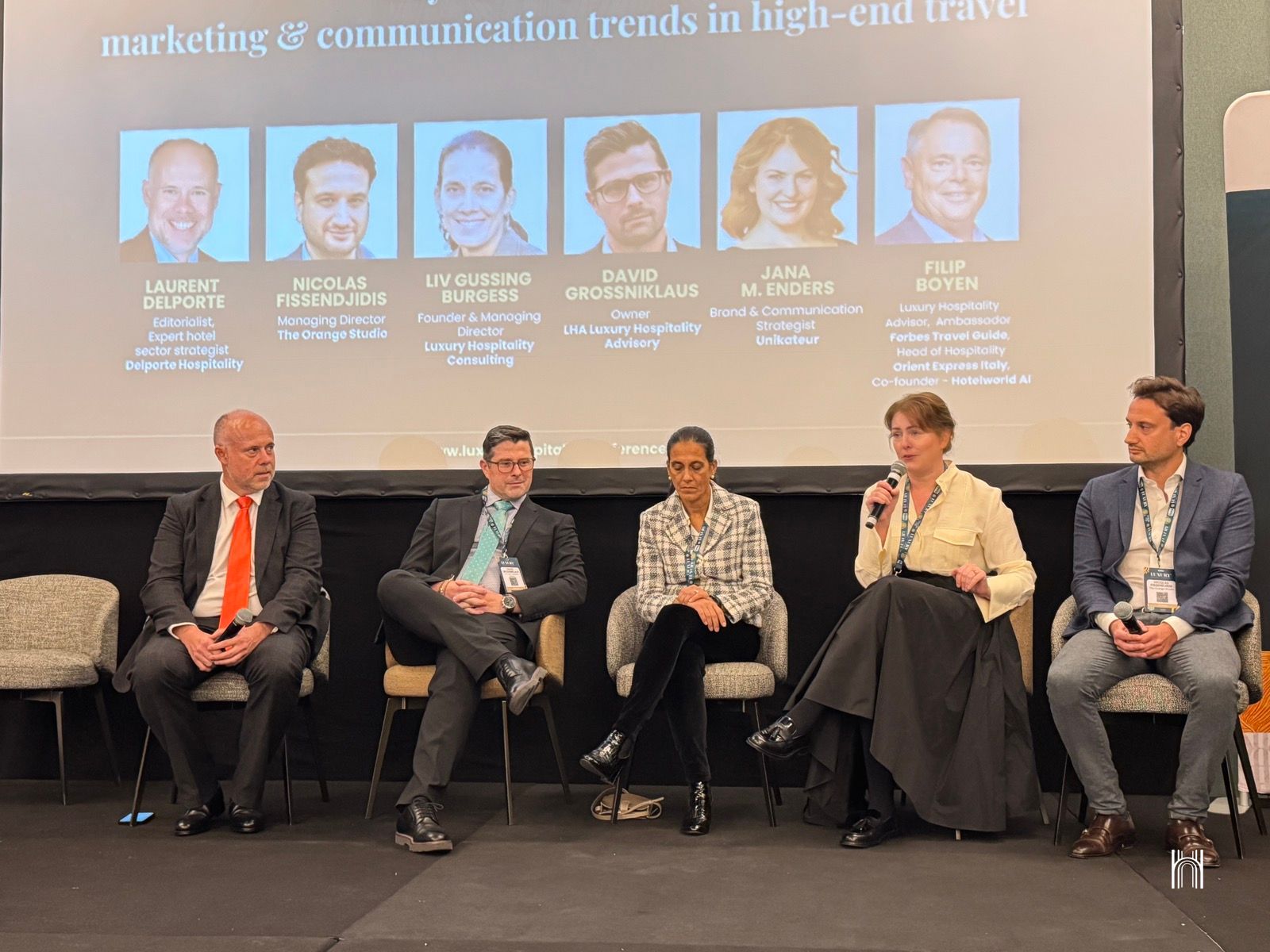 Panel de la Luxury Hospitality Conference a Milan avec Laurent Delporte et les autres intervenants affiches a l'ecran