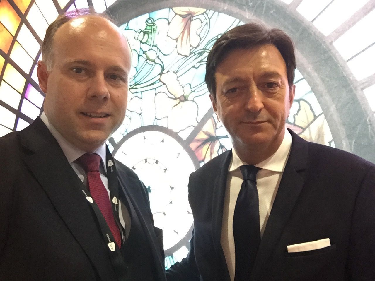 Laurent Delporte et un dirigeant de Kempinski devant un vitrail Art nouveau