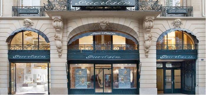 Façade de la Maison Guerlain avenue des Champs-Élysées, ses ferronneries et ses vitrines dorées