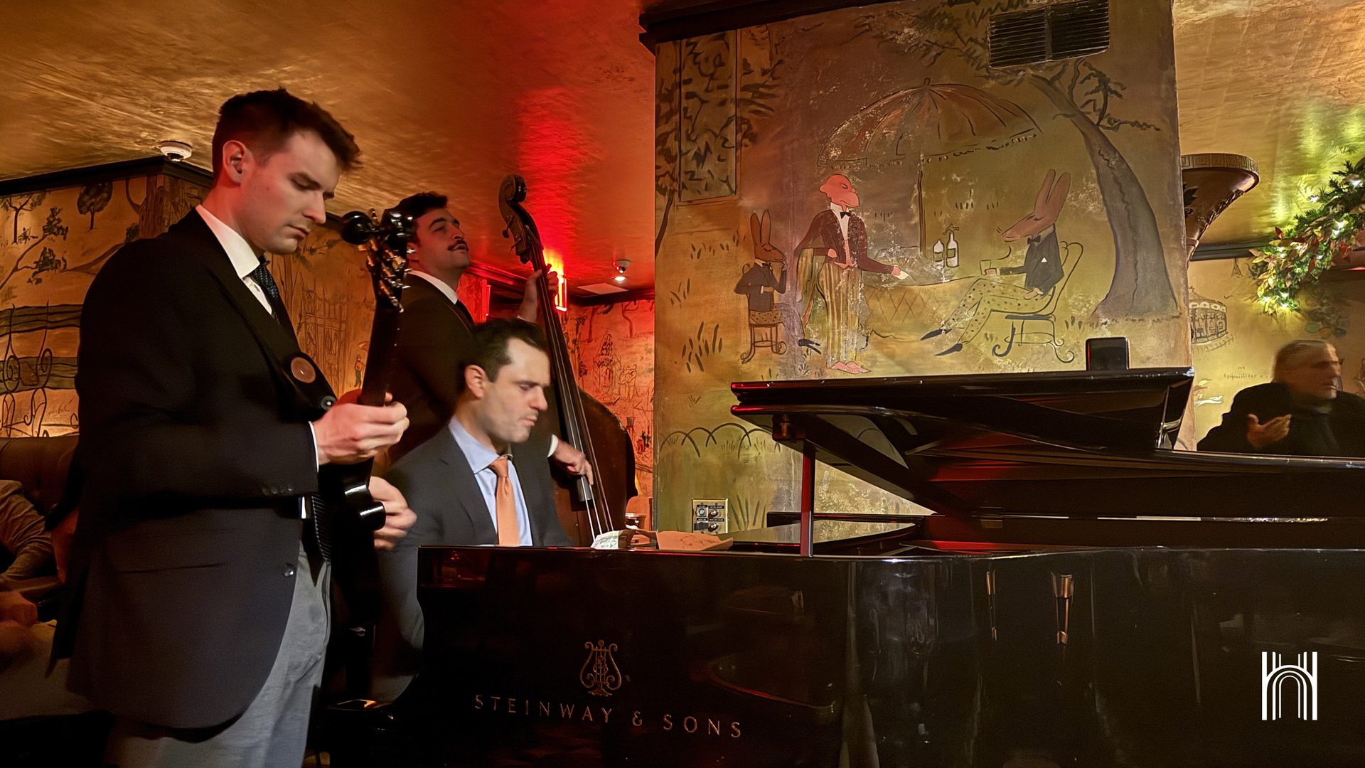 Trois musiciens de jazz jouent devant une fresque de Ludwig Bemelmans au Bemelmans Bar de The Carlyle, A Rosewood Hotel, à New York