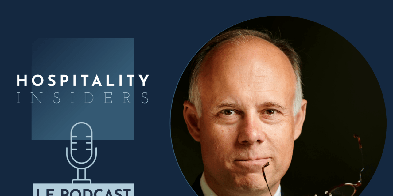Visuel du podcast Hospitality Insiders, avec le portrait de l'invité sur fond bleu nuit
