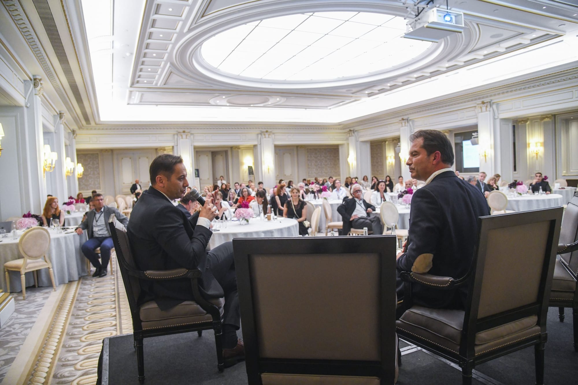 Table ronde du Forum Hotel&Spa dans un salon de palace, deux intervenants au micro devant l'auditoire