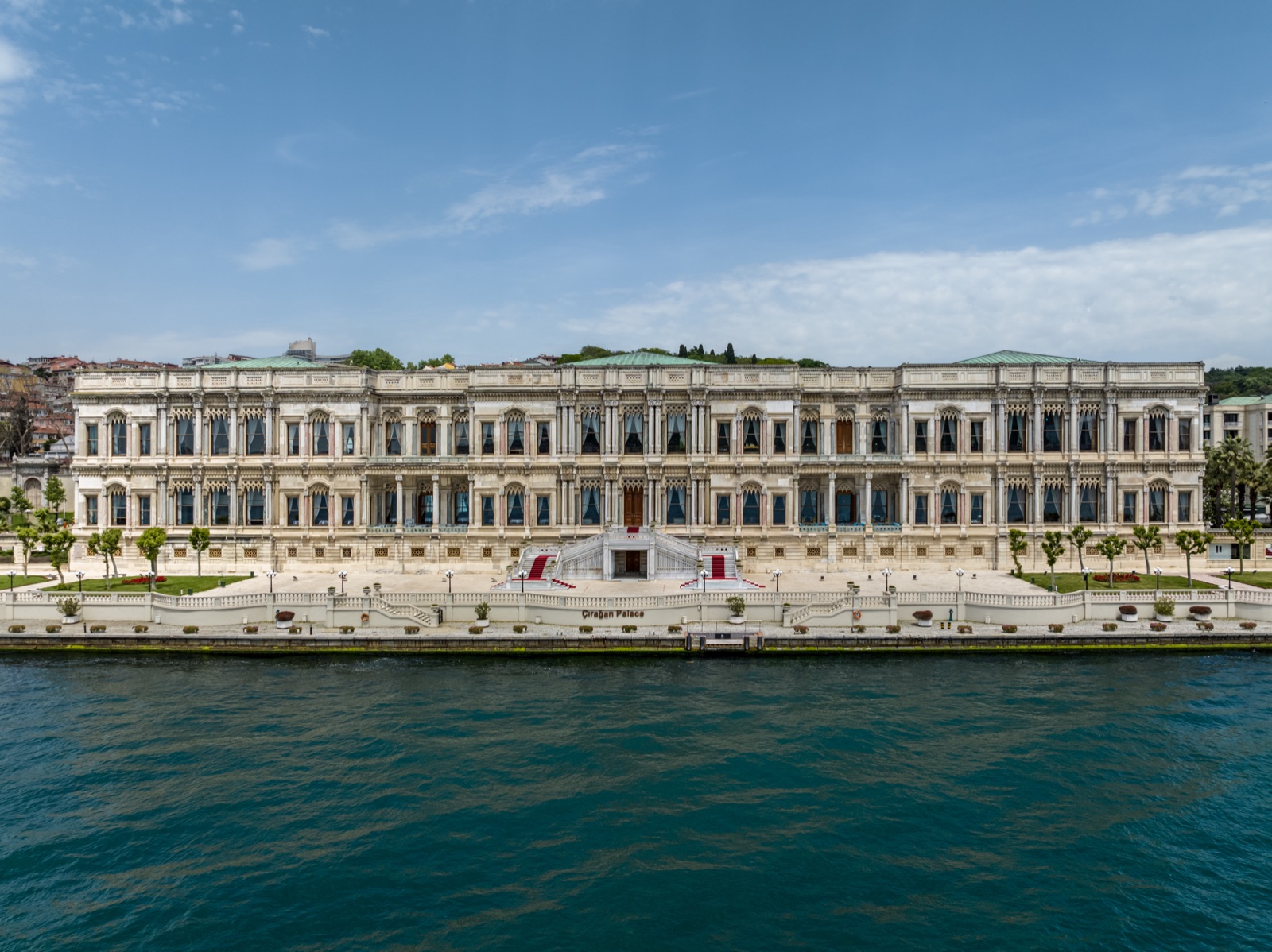 Façade du Çırağan Palace Kempinski İstanbul sur le Bosphore