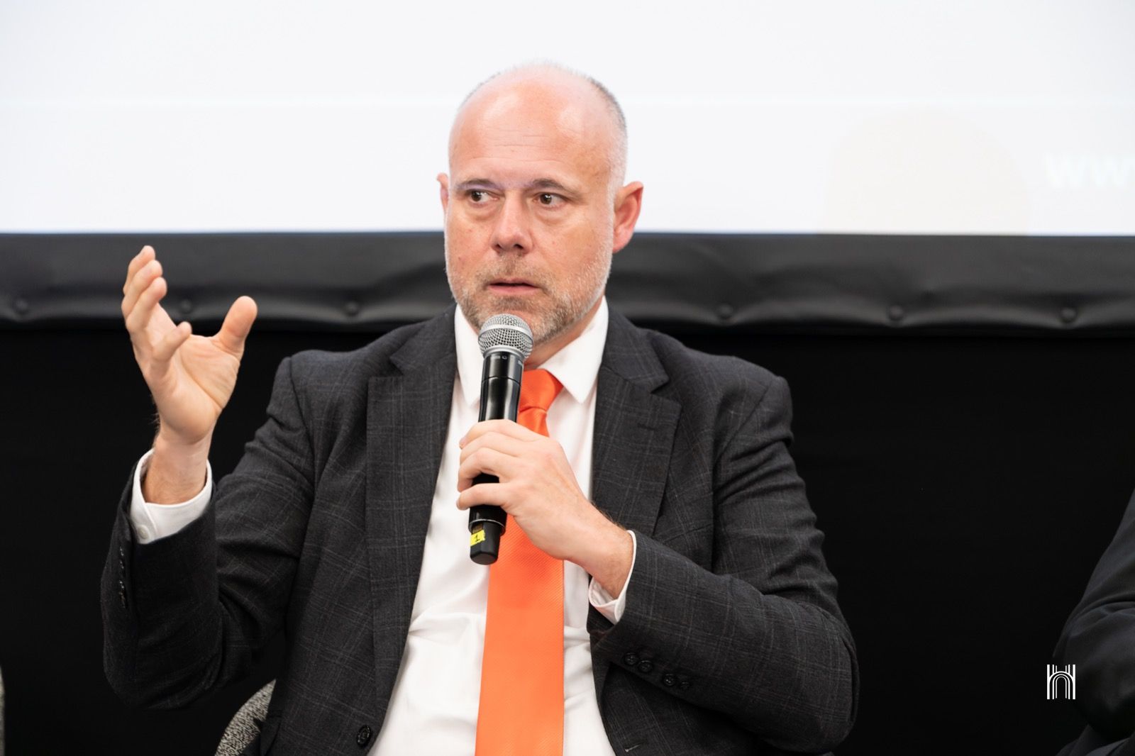 Laurent Delporte au micro pendant le panel de la Luxury Hospitality Conference consacré aux données client, Milan
